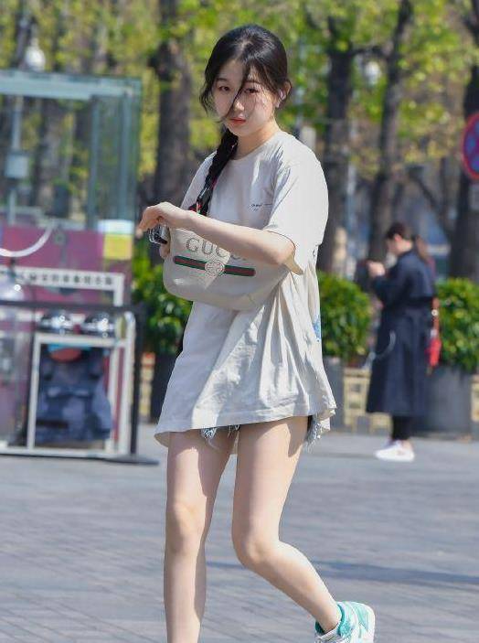 原创长款白色t恤搭配牛仔短裤青春靓丽活泼可爱