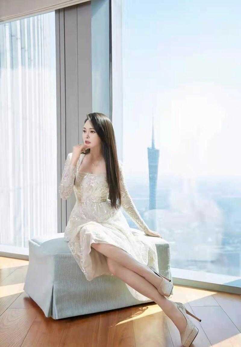 年达百万保养费的伊能静身穿白色连衣裙长发披肩56岁直接回到35岁