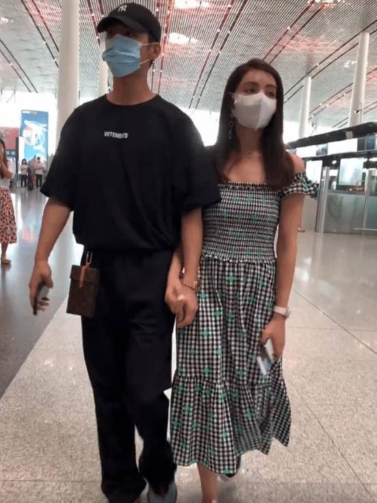 有一种爱情叫姜潮和麦迪娜看到机场俩人的手是不是真爱一目了然