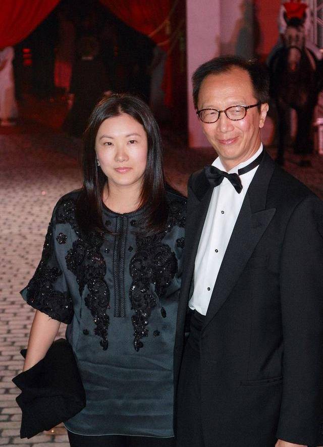 原创46岁的伏明霞依然魅力十足72岁的丈夫身居高位憔悴苍老