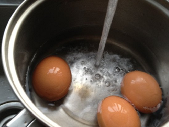 煮鸡蛋什么时候下锅很重要,别不在意,做错鸡蛋容易裂开,难剥皮