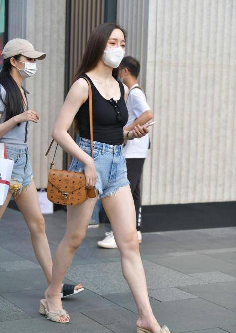 衣品不够好?穿牛仔短裤就行了,搭配黑色背心利落又靓丽