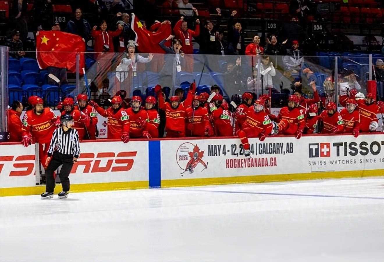 原创中国冰球队小将立下头功18岁生日夜贡献50次扑救