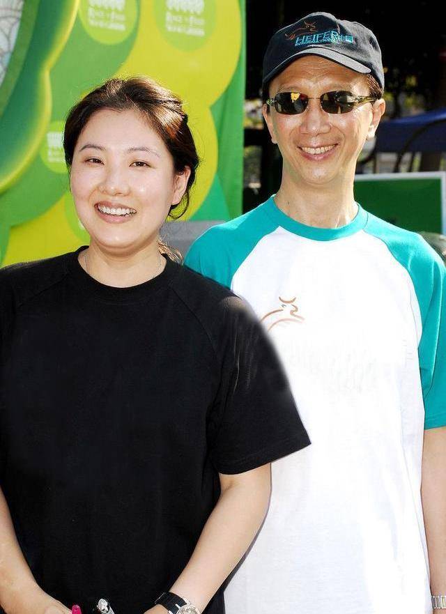 随着岁月的流逝,伏明霞和梁锦忠的外貌差异越来越大.