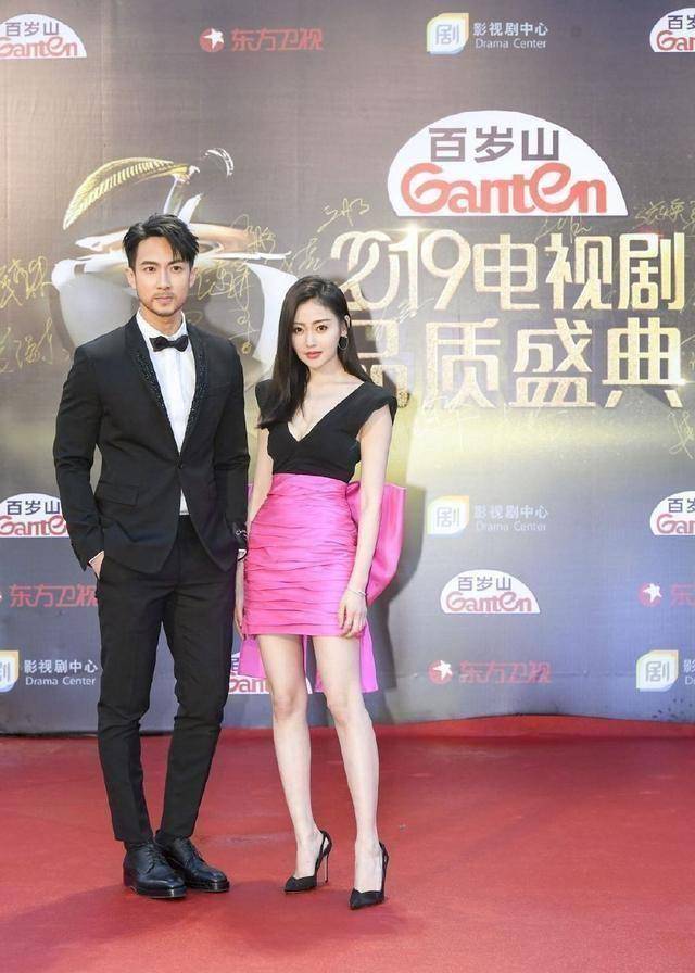 吴尊留起了络腮胡子,搭档张天爱一起走红毯!