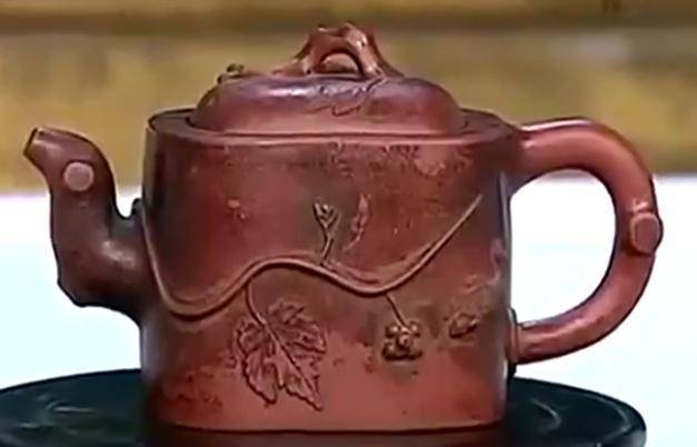 原创大叔地摊买来的茶壶鉴宝专家看后两眼放光能不能转让给我