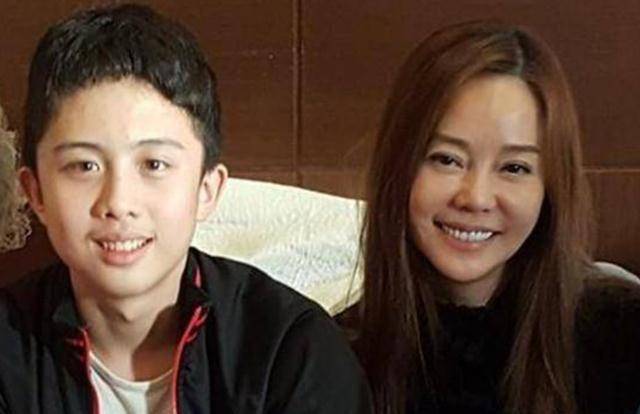 原创狄莺性格泼辣高龄产子溺爱孩子畸形母爱害了儿子如今还不自知