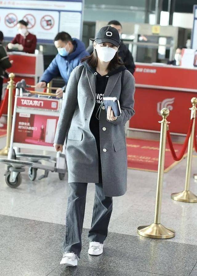 原创粉色就是娇嫩蒋勤勤穿小香风外套太减龄牛仔裤搭运动鞋秀美腿