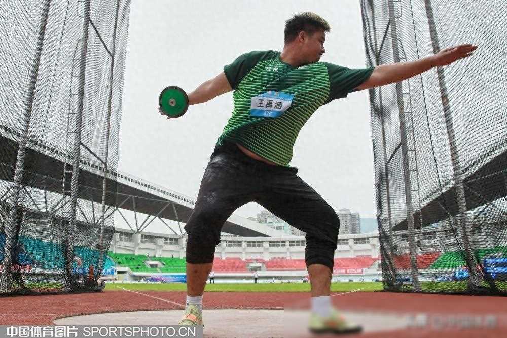 在男子铁饼决赛中,江苏队的王禹涵以出色的表现夺得金牌,他的成绩达到