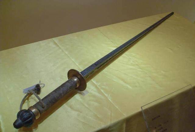 原创老外复原中国古代四棱锏威力骇人刺穿生猪瞬间将西洋剑打弯