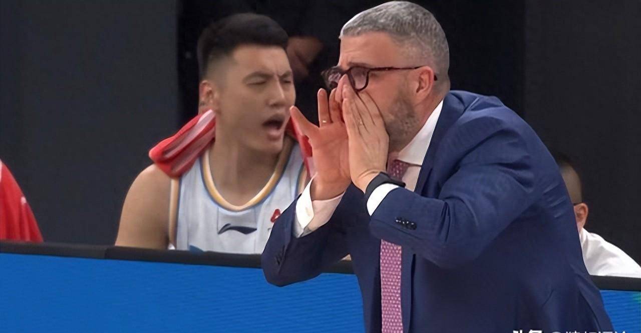 曝北京男篮内讧翟晓川拒绝外教击掌替补席怒砸矿泉水瓶泄愤