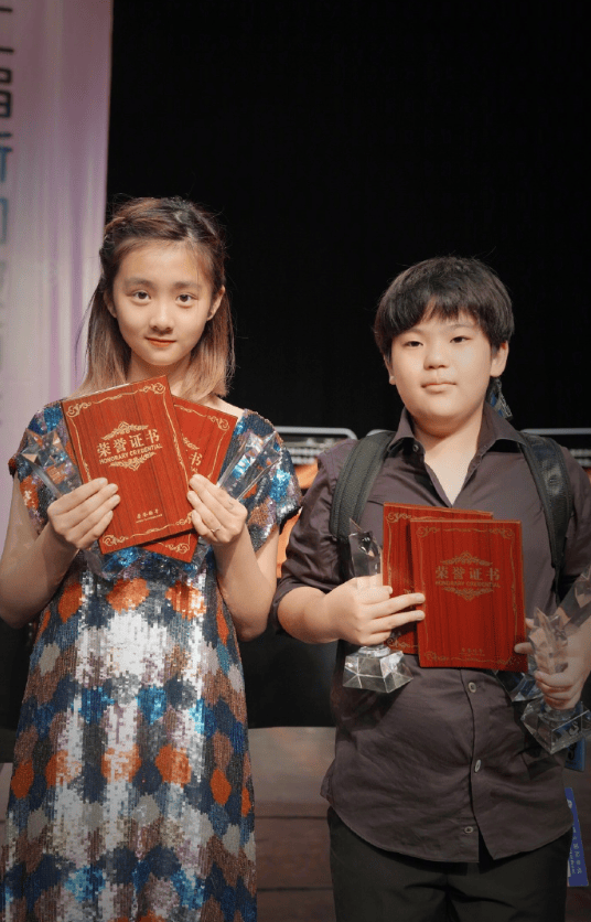 2019年,黄磊女儿跟吕思清儿子,两个孩子联手拿下了钢琴四手联弹,小