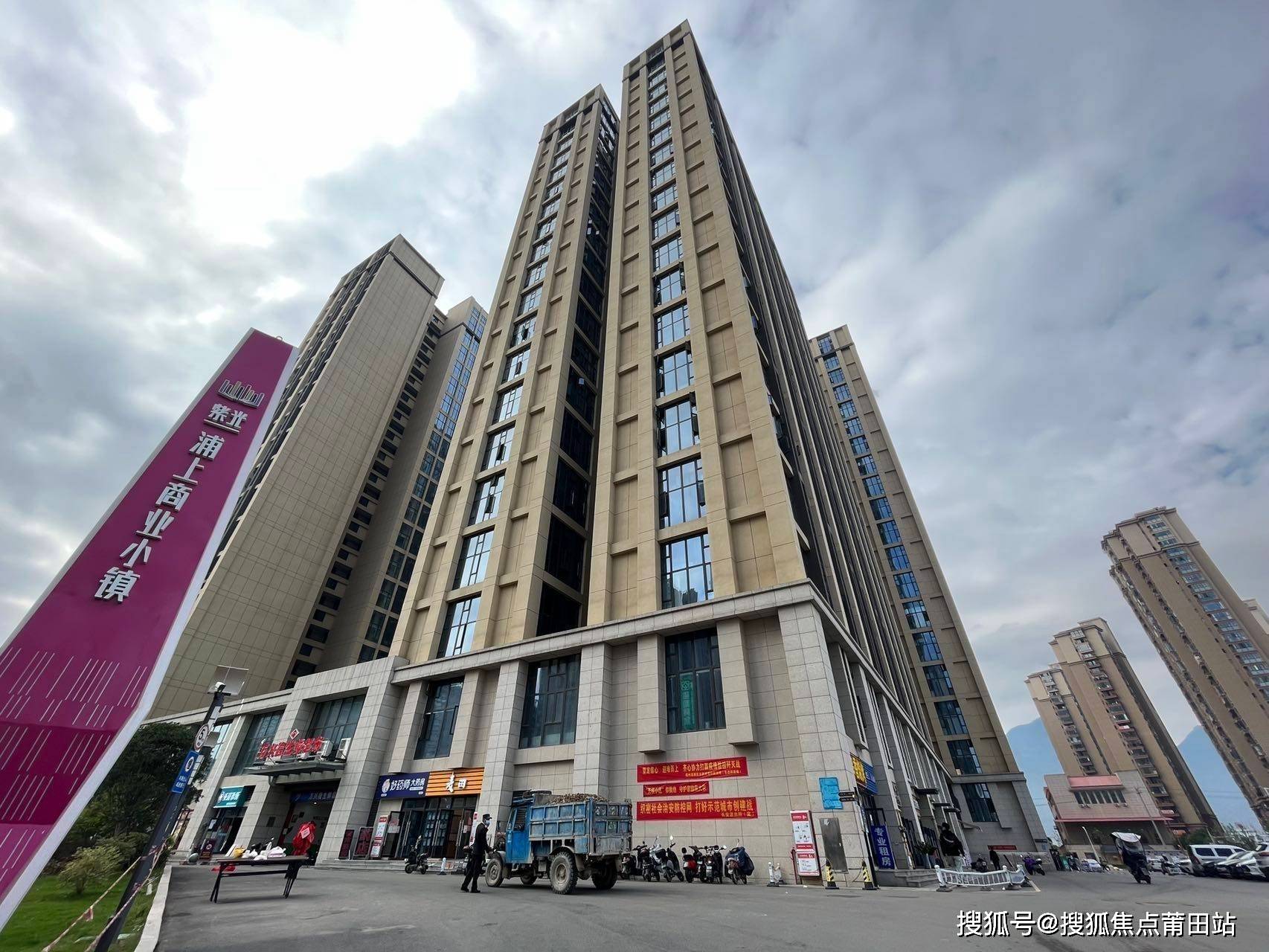 距离项目约800米,步行10分钟2 新洲小学位于项目北侧,距离项目约800米