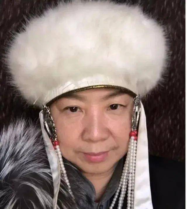 原创费玉清姐姐皈依佛门仍喝酒吃肉穿60万袈裟自毁名誉活得潇洒