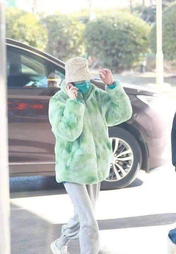 原创迪丽热巴真是女汉子穿几十斤重宇航员服不显臃肿翘腿坐太霸气