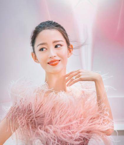 原创吉娜3d身材太优越天使面容全靠牛奶燕窝当早餐脏系妆容太土味