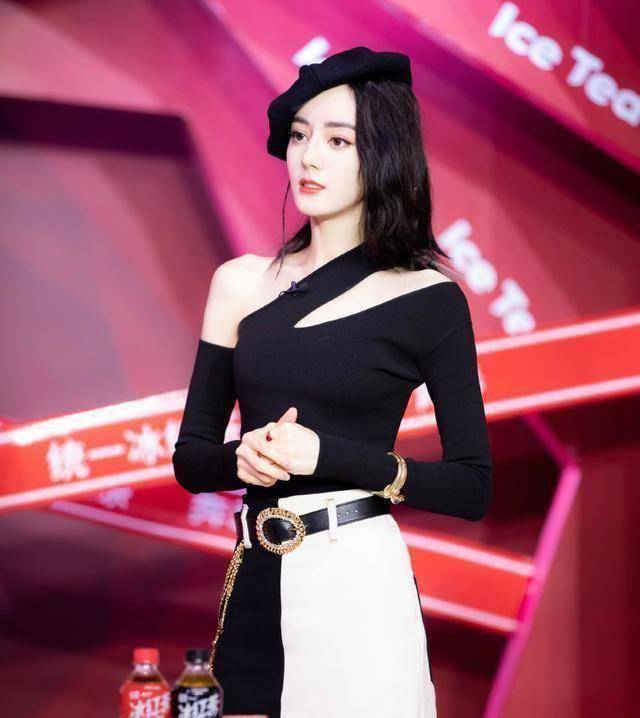 迪丽热巴直播透露常用高雯的委屈表情包五连拍新姿势养眼十足