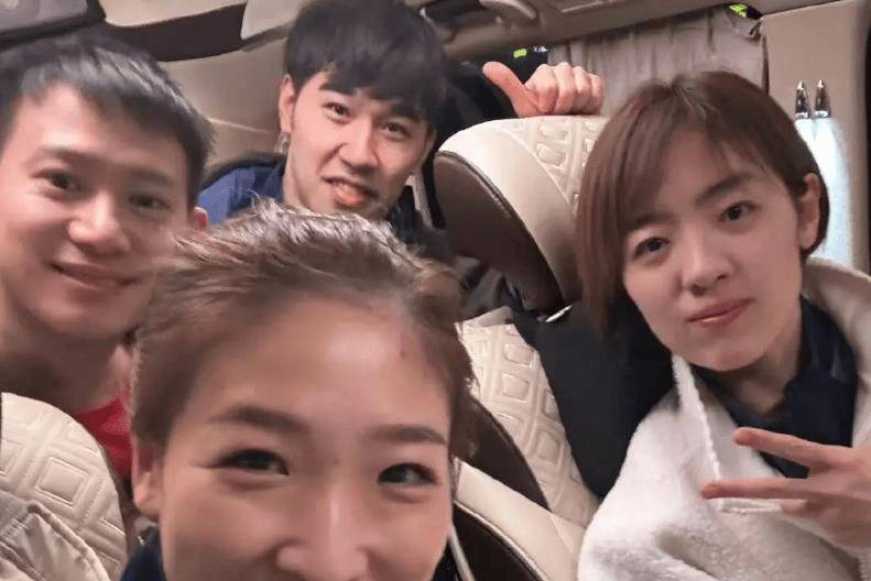 国乒世界冠军秀恩爱,漂亮妻子是军人,穿军装英姿飒爽_周雨_照片_孙