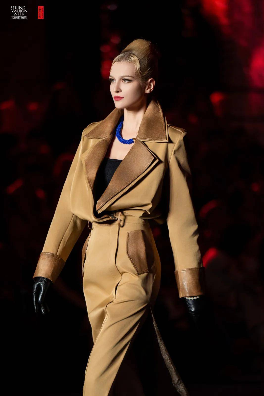 风衣or旗袍?设计师胡社光秀场放大招-prat 3"摇滚"