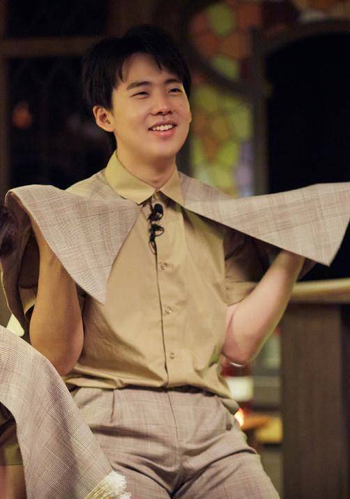 邓伦上车时郭麒麟这个偷偷的动作是对嘉宾最大的尊重