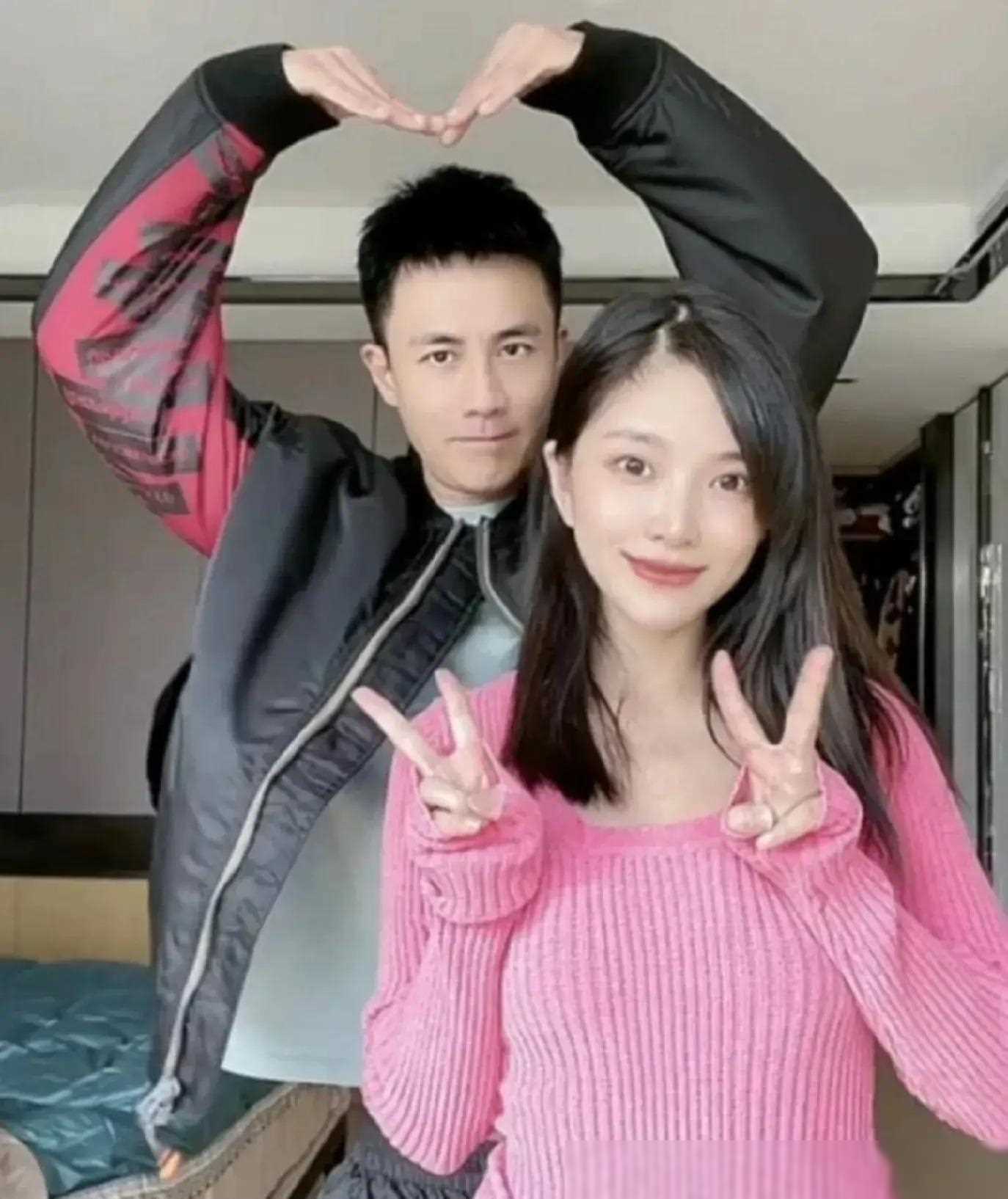 王灿意外烫伤仍坚强亮相与爱女合影展现伟大母爱