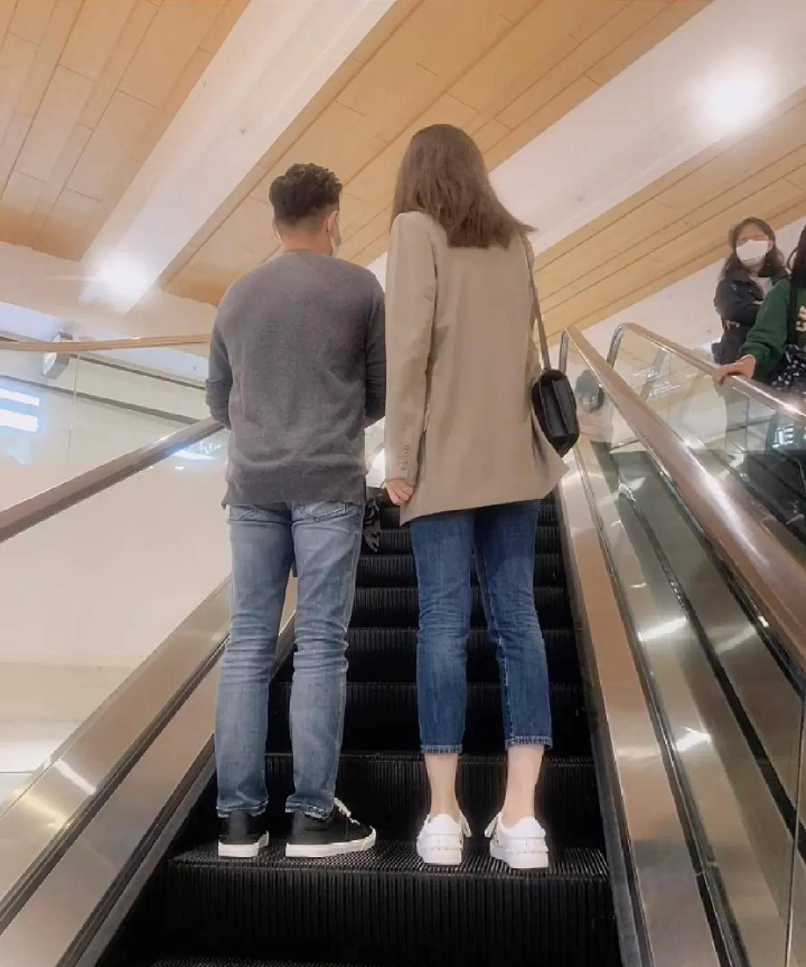 外套搭配修身牛仔裤,脚踩小白鞋,打扮清爽利落,搭配一个爱马仕包包