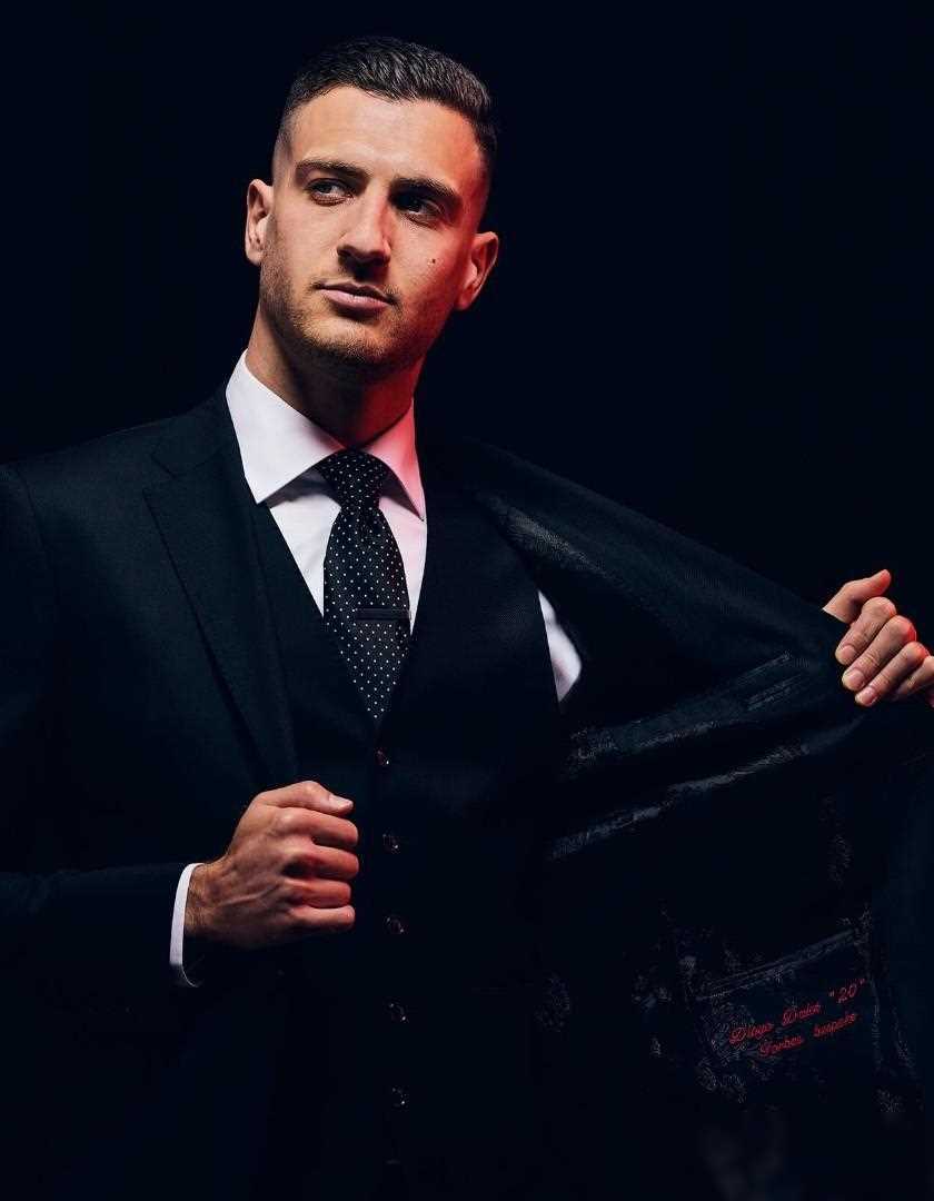 男模达洛特登上时尚杂志封面本泽马等球星表现突出