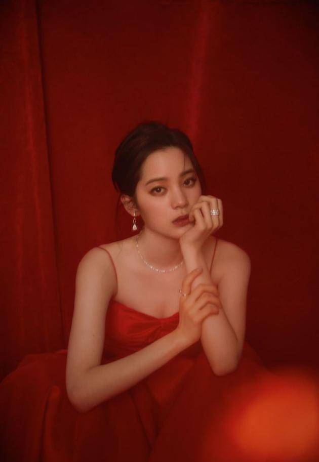 原创欧阳娜娜机场图穿黑色短款上衣网友表示看起来是酷酷的感觉