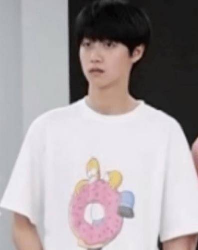 粉丝偶遇tf家族玩过山车,把朱志鑫苏新皓拍成表情包,画风搞笑