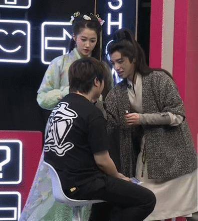 关晓彤华晨宇给吴彤化妆当吴彤转过身面对镜头所有人笑出声