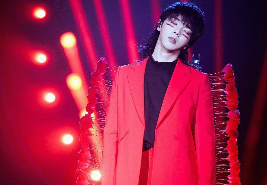 华晨宇火星妆容意外走红在扬起外套的瞬间粉色的少女心在燃烧