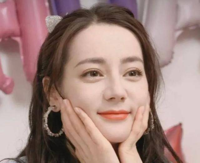 迪丽热巴由于过度异国的相貌被调侃"苍老",但实际上跟同年龄人想来她