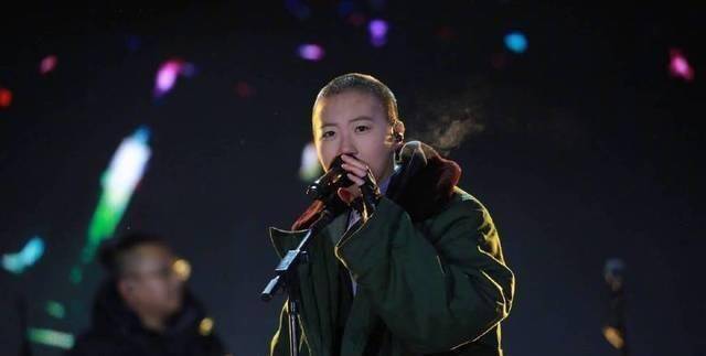 窦靖童真敢穿,光头配军大衣看着真尴尬,把王菲的时尚感都丢光了_窦唯