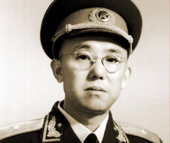 原创新四军缴获新型手榴弹研究半天突然爆炸危急时刻团长举在手里