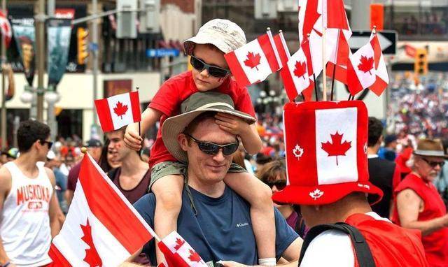 加拿大的地理位置比较特殊,三面环海,陆上接壤的国家只有美国.