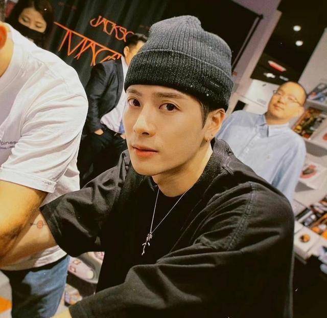 粉丝当面喊话别塌房王嘉尔发文回应小动作也被过度解读