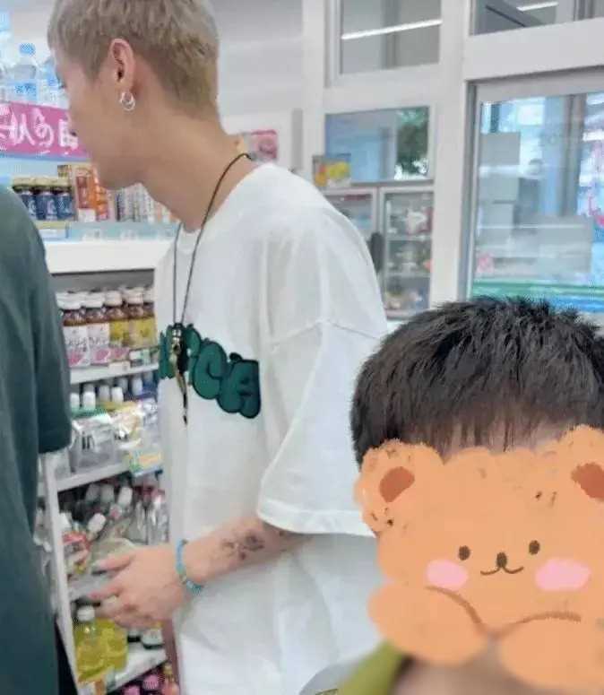 鹿晗关晓彤东京被偶遇造型师随行网友评价引热议