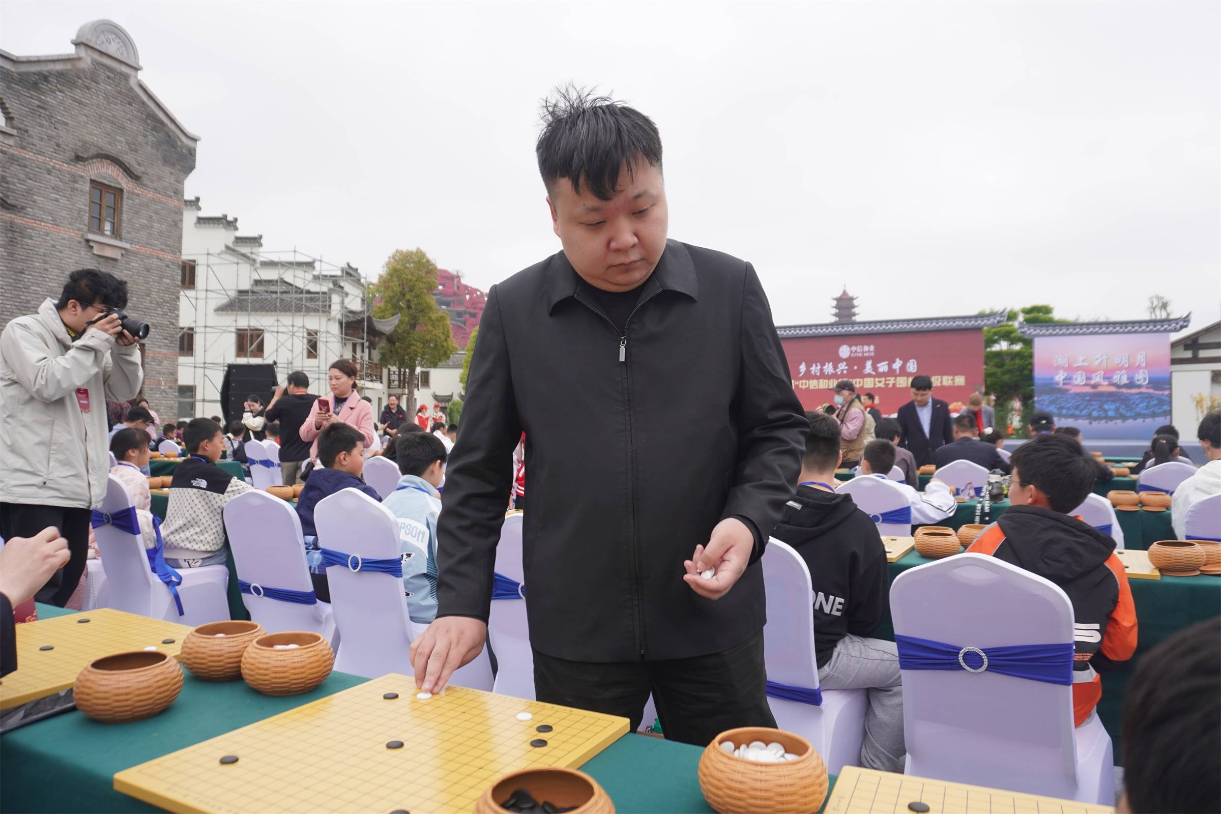 女子围甲蚌埠站捐赠希望教室并举办指导棋_活动_中国_围棋