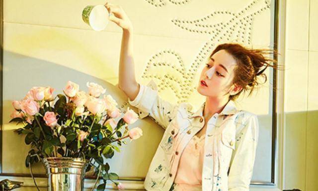 原创迪丽热巴忘记采访带助理下班被阻止笑得连水都来不及咽下去