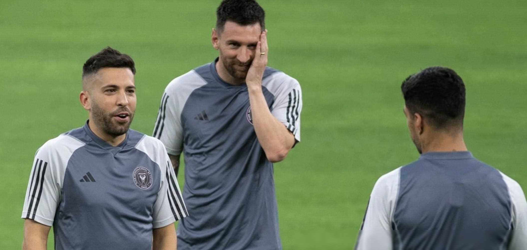 蒙特雷队记:摄影师参与拍摄梅西赛场合照