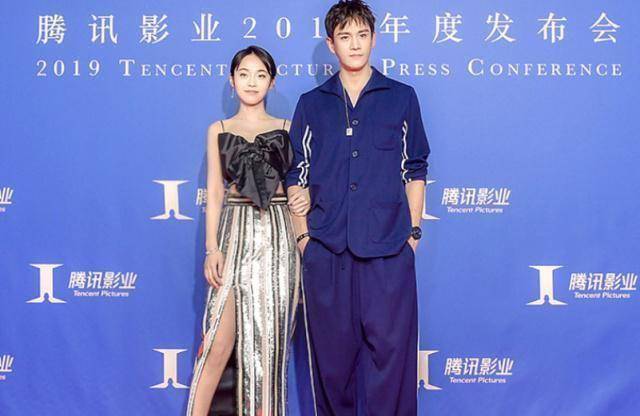 迪丽热巴穿开叉裙出席活动,手长脚长令人羡慕,新剧定档提上日程_窦骁