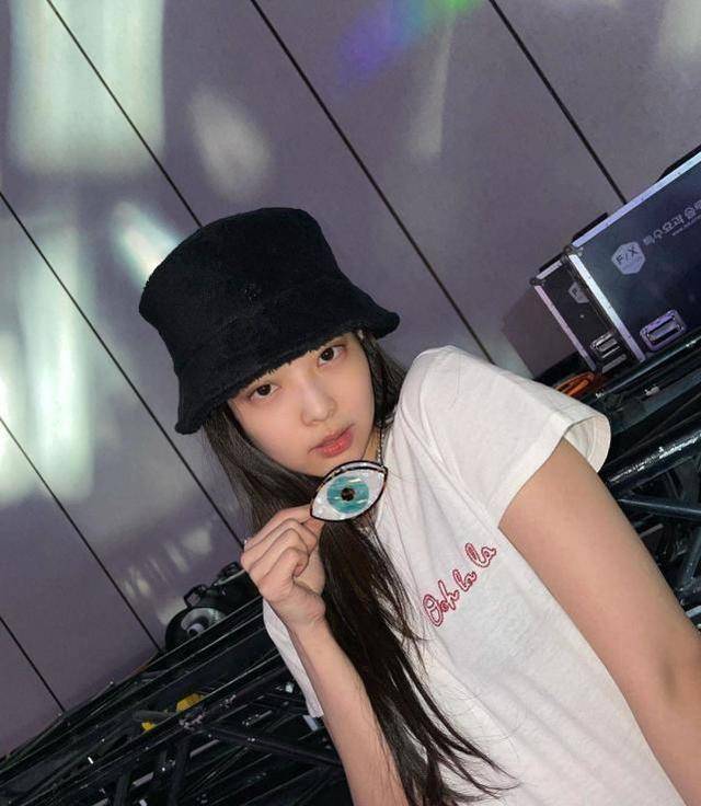 原创粉墨jennie晒照渔夫帽配宽腿裤清爽头身比优秀闭眼捂脸软萌