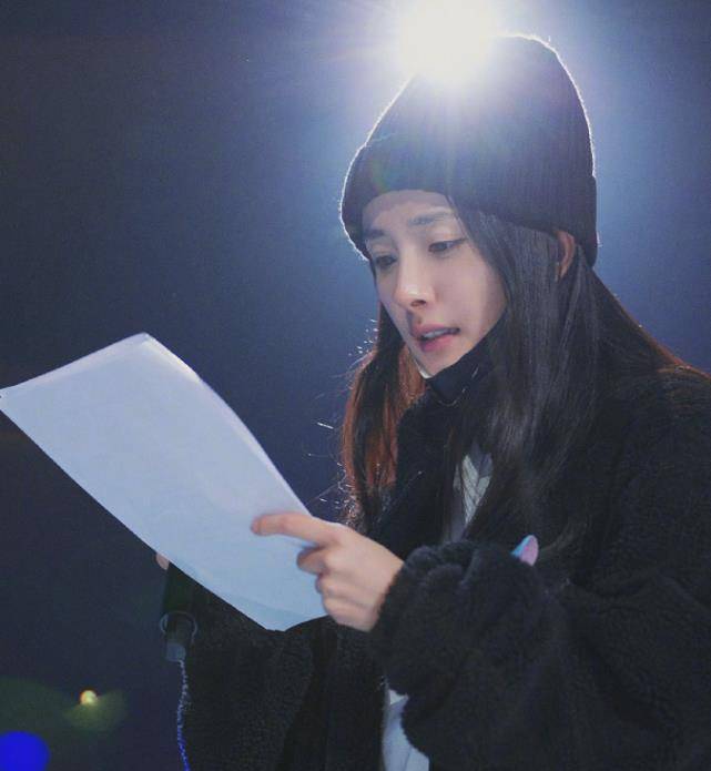 原创杨幂排练时素颜上台站在沈腾的身边腿围只有沈腾的一半