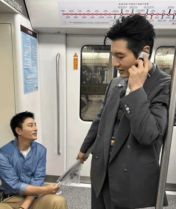 贾乃亮黄晓明坐上海早高峰地铁满脸疲惫无人识没人让座引争议