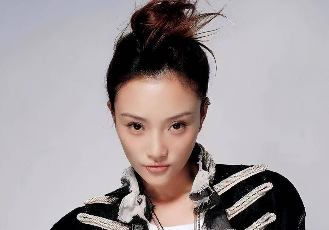 原创李小璐分手后依然少女范十足近日晒豪宅土豪金装饰太奢华了