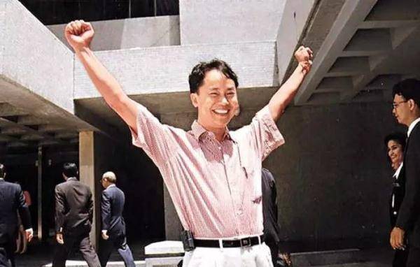 ak47抢劫金行的叶继欢;第三位也是一个狠角色,也是靠打劫为生的季炳雄