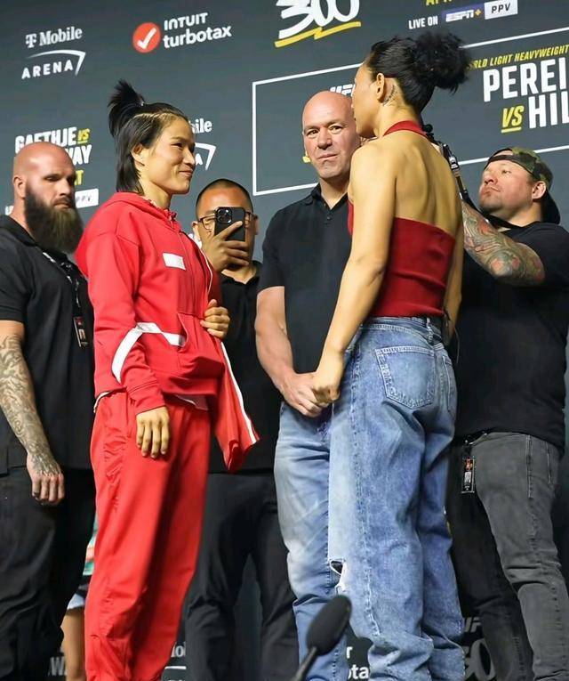 张伟丽在ufc中取得8胜2负的战绩,其中包括与乔安娜和罗斯各两次对决