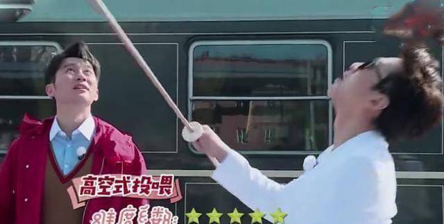 邓超为美眉从地上捡了三次糖还把脏糖吃到眼镜上全场捧腹大笑