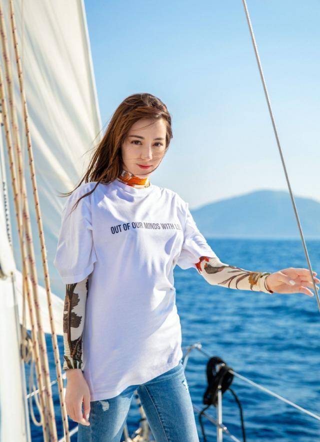 原创迪丽热巴下海了穿着简约t恤狂秀侧脸都这么出名了还爱显摆