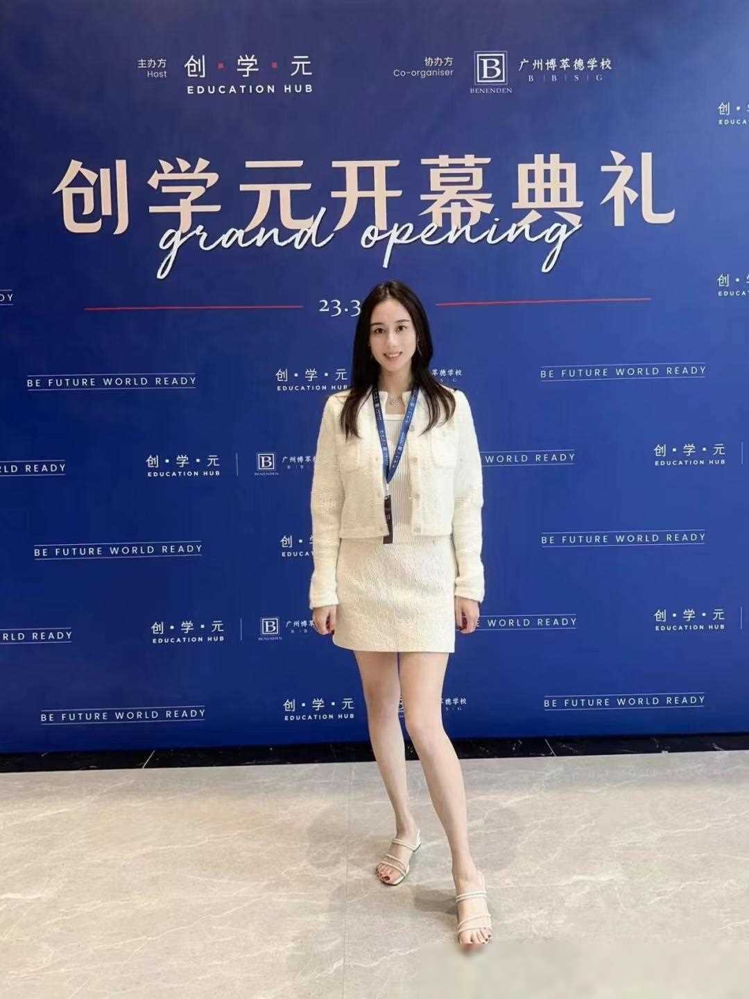 赌王小女儿何超欣母校活动美脚受关注